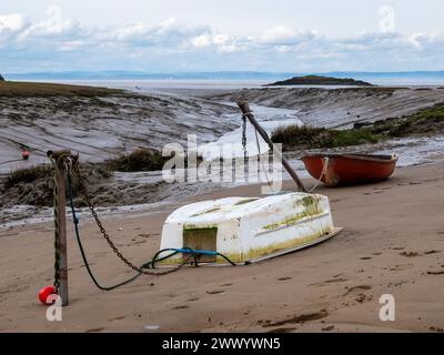 Marzo 2024 - Up Turned boats and Dingy's a Uphill, Weston supe Mare, North Somerset, Inghilterra, Regno Unito Foto Stock