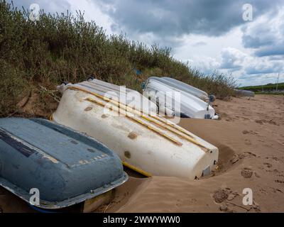 Marzo 2024 - Up Turned boats and Dingy's a Uphill, Weston supe Mare, North Somerset, Inghilterra, Regno Unito Foto Stock