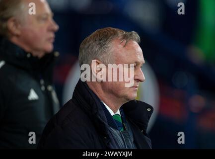 26 marzo 2024; Hampden Park, Glasgow, Scozia: Amichevole internazionale di calcio, Scozia contro Irlanda del Nord; il manager dell'Irlanda del Nord Michael Oneill guarda giocare Foto Stock