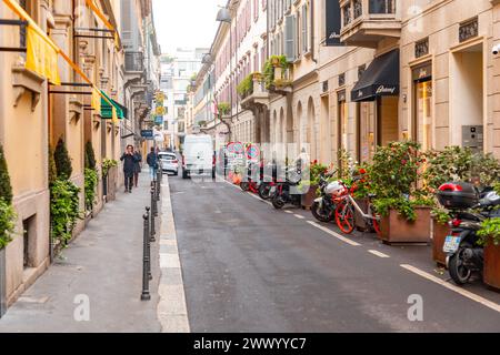 Milano, Italia - marzo 30: Il Quadrilatero della moda o via Montenapoleone è un quartiere dello shopping di alta classe nel centro di Milano. Foto Stock