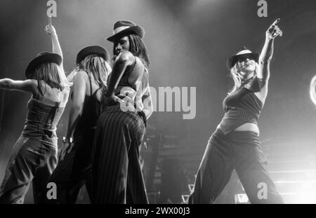 ALL SAINTS, 1999, CONCERTO: All Saints al culmine della loro fama alla Cardiff International Arena CIA di Cardiff, Galles, Regno Unito, il 18 giugno 1999. Foto: Rob Watkins. INFO: All Saints, un gruppo femminile britannico formatosi nel 1993. Hanno avuto i loro primi successi nel 1997 e hanno fatto onde in tutto il mondo con le loro canzoni pop infuse R&B come "Never Ever" e "Pure Shores". La loro voce sensuale, le armonie eleganti e lo stile urbano hanno affascinato il pubblico. Foto Stock