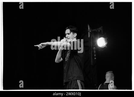 LOU KOLLER, SICK OF IT ALL, CONCERTO, 1999: Un giovane Lou Koller della band hardcore punk Sick of IT All che suonava sul Main Stage al Reading Festival, Reading, Regno Unito, il 29 agosto 1999. Foto: Rob Watkins. INFO: Sick of IT All, una band hardcore di New York formata nel 1986, incarna lo spirito del punk con il loro suono aggressivo e i testi socialmente consapevoli. La loro energia incessante e la loro costante dedizione alla scena hardcore hanno ispirato generazioni di fan in tutto il mondo Foto Stock