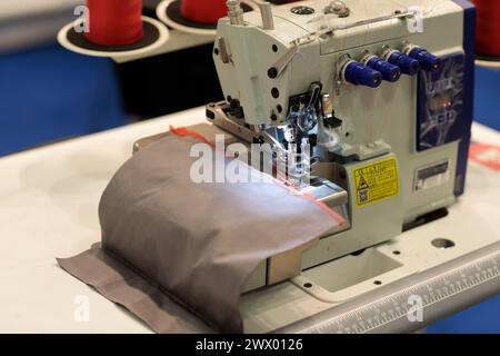 overlock industriale a quattro filettature ad alta velocità. Messa a fuoco selettiva. Foto Stock