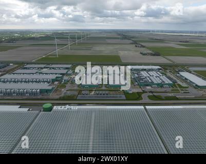 Data center, strutture di centri informatici per le apparecchiature IT business critical, server alloggiati. Intelligenza artificiale e infrastruttura Internet. Antenna Foto Stock