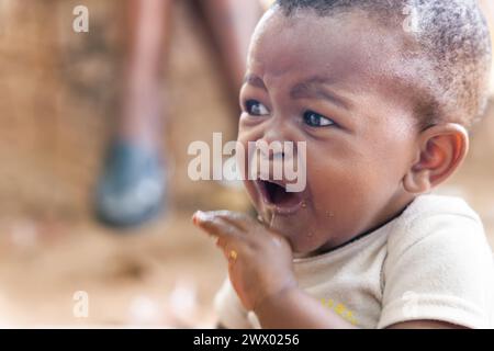 bambini africani che piangono, bambini in difficoltà, servizi di protezione dei bambini in tutto il mondo Foto Stock