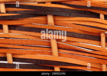 Bella consistenza di rami di salice. Lo sfondo è realizzato in rattan naturale. Primo piano. Foto Stock