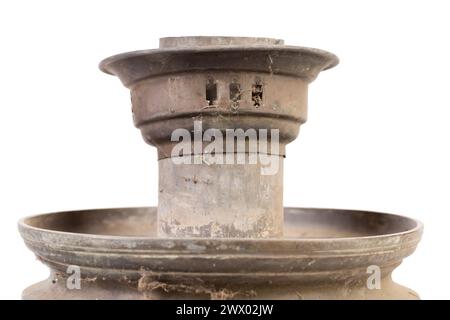 Top di vecchio sporco samovar russo in una ragnatela. Isolamento su sfondo bianco. Primo piano. Foto Stock