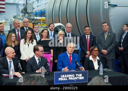 Houston, Texas, Stati Uniti. 26 marzo 2024. Il governatore del Texas GREG ABBOTTT (terzo da sinistra) annuncia una speciale commissione spaziale del Texas dopo un tour della struttura di addestramento astronauta del Johnson Space Center della NASA a sud di Houston il 26 marzo 2024. Altri in prima fila sono il rappresentante statale GREG BONNEN, il presidente della camera del Texas DADE PHELAN e il direttore del centro spaziale Johnson VANESSA WYCHE. (Credit Image: © Bob Daemmrich/ZUMA Press Wire) SOLO PER USO EDITORIALE! Non per USO commerciale! Foto Stock