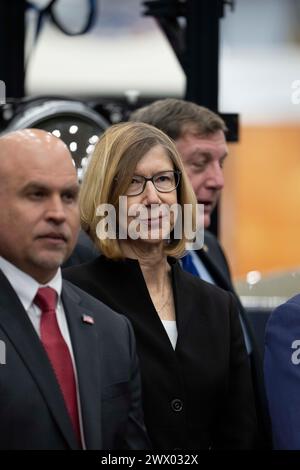 Houston, Texas, Stati Uniti. 26 marzo 2024. Direttore generale della base stellare nel sud del Texas, KATHY LUDERS ascolta il governatore del Texas Greg ABBOTTt (non mostrato) visita il controllo missione al Johnson Space Center della NASA a sud di Houston, dove ha annunciato una commissione spaziale del Texas di nove membri per contribuire a promuovere l'invio di un umano su Marte dal Texas il 26 marzo 2024. (Credit Image: © Bob Daemmrich/ZUMA Press Wire) SOLO PER USO EDITORIALE! Non per USO commerciale! Foto Stock