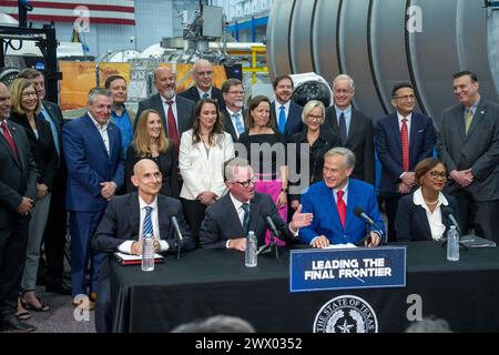 Houston, Texas, Stati Uniti. 26 marzo 2024. Il governatore del Texas GREG ABBOTTT (terzo da sinistra) annuncia una speciale commissione spaziale del Texas dopo un tour della struttura di addestramento astronauta del Johnson Space Center della NASA a sud di Houston il 26 marzo 2024. Altri in prima fila sono il rappresentante statale GREG BONNEN, il presidente della camera del Texas DADE PHELAN e il direttore del centro spaziale Johnson VANESSA WYCHE. (Credit Image: © Bob Daemmrich/ZUMA Press Wire) SOLO PER USO EDITORIALE! Non per USO commerciale! Foto Stock