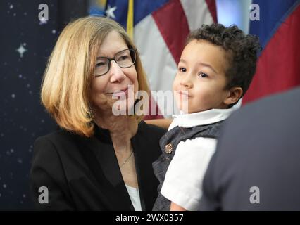 Houston, Texas, Stati Uniti. 26 marzo 2024. Direttore generale della SpaceX Starbase nel sud del Texas, KATHY LUDERS tiene un figlio schifo mentre ascolta il governatore del Texas Greg ABBOTTt (non mostrato) visita il controllo missione al Johnson Space Center della NASA a sud di Houston, dove ha annunciato una commissione spaziale del Texas di nove membri per contribuire a promuovere l'invio di un umano su Marte dal Texas il 26 marzo 2024. (Credit Image: © Bob Daemmrich/ZUMA Press Wire) SOLO PER USO EDITORIALE! Non per USO commerciale! Foto Stock