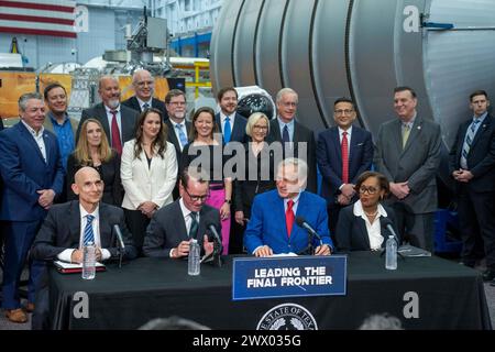 Houston, Texas, Stati Uniti. 26 marzo 2024. Il governatore del Texas GREG ABBOTTT (terzo da sinistra) annuncia una speciale commissione spaziale del Texas dopo un tour della struttura di addestramento astronauta del Johnson Space Center della NASA a sud di Houston il 26 marzo 2024. Altri in prima fila sono il rappresentante statale GREG BONNEN, il presidente della camera del Texas DADE PHELAN e il direttore del centro spaziale Johnson VANESSA WYCHE. (Credit Image: © Bob Daemmrich/ZUMA Press Wire) SOLO PER USO EDITORIALE! Non per USO commerciale! Foto Stock
