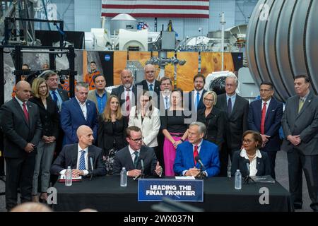 Houston, Texas, Stati Uniti. 26 marzo 2024. Il governatore del Texas GREG ABBOTTT (terzo da sinistra) annuncia una speciale commissione spaziale del Texas dopo un tour della struttura di addestramento astronauta del Johnson Space Center della NASA a sud di Houston il 26 marzo 2024. Altri in prima fila sono il rappresentante statale GREG BONNEN, il presidente della camera del Texas DADE PHELAN e il direttore del centro spaziale Johnson VANESSA WYCHE. (Credit Image: © Bob Daemmrich/ZUMA Press Wire) SOLO PER USO EDITORIALE! Non per USO commerciale! Foto Stock