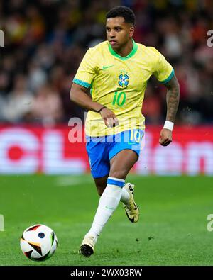 Madrid, Spagna. 26 marzo 2024. Rodrygo va di Brazilduring la partita amichevole tra le squadre nazionali di Spagna e Brasile giocata allo stadio Santiago Bernabeu il 26 marzo 2024 a Madrid in Spagna. (Foto di Cesar Cebolla/PRESSINPHOTO) credito: PRESSINPHOTO SPORTS AGENCY/Alamy Live News Foto Stock