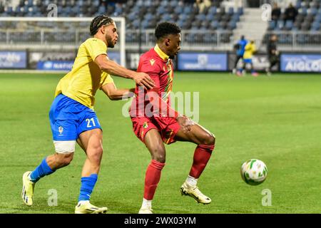CHAMBLY, FRANCIA - MARZO 25; Yohan Andzouana del Congo e Jeremy Oyono del Gabon durante la partita amichevole internazionale FIFA tra Gabon e Congo a. Foto Stock