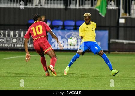 CHAMBLY, FRANCIA - MARZO 25; Bayhano Aubyang del Gabon e Gaus Makouta del Congo durante la partita amichevole internazionale FIFA tra Gabon e Congo a. Foto Stock