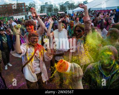 Milioni di persone in tutto il mondo celebrano l'annuale Holi Hangámá Festival, noto anche come Festival dei colori, che significa celebrare l'arrivo della primavera. A l'Aia, dove si trova la più grande popolazione indiana d'Europa, si è tenuta una grande festa nel quartiere multiculturale del Transvaal, dove i partecipanti hanno gettato polvere colorata su se stessi e l'uno contro l'altro. La gente ha celebrato questo evento passeggiando per il quartiere cantando e ballando in una colorata processione. (Foto di /Sipa USA) credito: SIPA USA/Alamy Live News Foto Stock