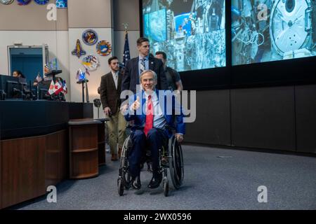 Houston, Texas, Stati Uniti. 26 marzo 2024. Il governatore del Texas GREG ABBOTTT visita il controllo missione al Johnson Space Center della NASA a sud di Houston, dove ha annunciato una commissione spaziale del Texas di nove membri per contribuire a promuovere l'invio di un umano su Marte dal Texas il 26 marzo 2024. Ha anche parlato con gli astronauti della stazione spaziale Internazionale. (Credit Image: © Bob Daemmrich/ZUMA Press Wire) SOLO PER USO EDITORIALE! Non per USO commerciale! Foto Stock