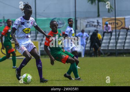 YAOUNDE, CAMERUN - 24 MARZO; ZACHARIE NOAH TANKEU YANNICK JOACHIM di Colombe e Canon Defenders durante il Cameroo Elite One match tra Canon Foto Stock