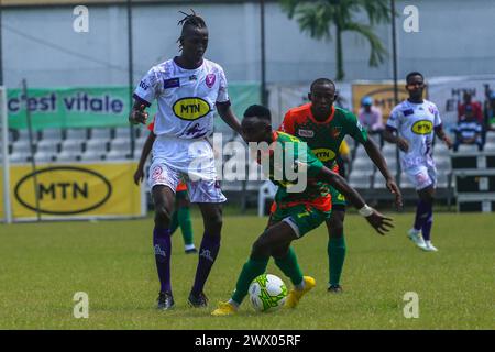 YAOUNDE, CAMERUN - 24 MARZO; ZACHARIE NOAH TANKEU YANNICK JOACHIM di Colombe durante il Cameroo Elite One match tra Canon Sportif de Yaoundé A. Foto Stock