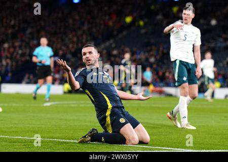 John McGinn, scozzese, fa appello per un calcio d'angolo durante una partita amichevole internazionale a Hampden Park, Glasgow. Data foto: Martedì 26 marzo 2024. Foto Stock