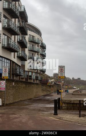 3 novembre 2024 moderni appartamenti con balconi affacciati su una zona pedonale sul mare di Scarborough, Yorkshire, Inghilterra, su una nuvola di blustero Foto Stock