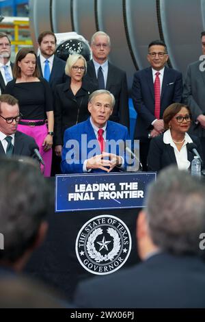 Houston, Texas, Stati Uniti. 26 marzo 2024. Il governatore del Texas GREG ABBOTT annuncia una speciale commissione spaziale del Texas dopo un tour della struttura di addestramento degli astronauti del Johnson Space Center della NASA a sud di Houston. (Credit Image: © Bob Daemmrich/ZUMA Press Wire) SOLO PER USO EDITORIALE! Non per USO commerciale! Foto Stock