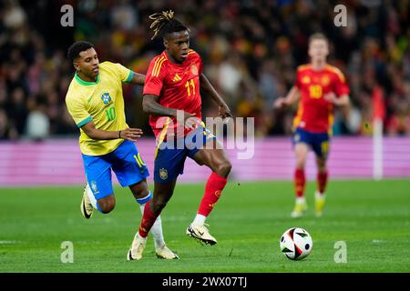 Madrid, Spagna. 26 marzo 2024. Nico Williams di Spagna e Rodrygo va di Brazildurante la partita amichevole tra le squadre nazionali di Spagna e Brasile giocata allo stadio Santiago Bernabeu il 26 marzo 2024 a Madrid in Spagna. (Foto di Cesar Cebolla/PRESSINPHOTO) credito: PRESSINPHOTO SPORTS AGENCY/Alamy Live News Foto Stock