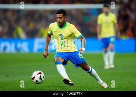 Madrid, Spagna. 26 marzo 2024. Rodrygo va di Brazilduring la partita amichevole tra le squadre nazionali di Spagna e Brasile giocata allo stadio Santiago Bernabeu il 26 marzo 2024 a Madrid in Spagna. (Foto di Cesar Cebolla/PRESSINPHOTO) credito: PRESSINPHOTO SPORTS AGENCY/Alamy Live News Foto Stock