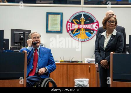 Houston, Texas, Stati Uniti. 26 marzo 2024. Il governatore del Texas GREG ABBOTT parla ad un collegamento radio con gli astronauti della stazione spaziale Internazionale che orbitano attorno alla Terra mentre visita il controllo missione con la direttrice della NASA VANESSA WYCHE, r, il 26 marzo 2024. (Credit Image: © Bob Daemmrich/ZUMA Press Wire) SOLO PER USO EDITORIALE! Non per USO commerciale! Foto Stock