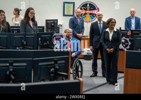 Houston, Texas, Stati Uniti. 26 marzo 2024. Il governatore del Texas GREG ABBOTT parla ad un collegamento radio con gli astronauti della stazione spaziale Internazionale che orbitano attorno alla Terra mentre visita il controllo missione con la direttrice della NASA VANESSA WYCHE, r, il 26 marzo 2024. (Credit Image: © Bob Daemmrich/ZUMA Press Wire) SOLO PER USO EDITORIALE! Non per USO commerciale! Foto Stock