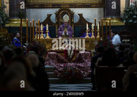 Madrid, Madrid, Spagna. 26 marzo 2024. JUAN ANTONIO AZNAREZ, Arcivescovo militare di Spagna, durante la messa per benedire il trasferimento dell'immagine del Cristo degli alberdieri, dalla cattedrale della chiesa delle forze Armate al Palazzo reale, per partire in processione il prossimo venerdì Santo nelle strade di Madrid. (Immagine di credito: © Luis Soto/ZUMA Press Wire) SOLO PER USO EDITORIALE! Non per USO commerciale! Foto Stock