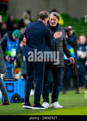 L'allenatore ad interim della Repubblica d'Irlanda John o'Shea (a sinistra) abbraccia il manager svizzero Murat Yakin alla fine dell'amichevole internazionale all'Aviva Stadium di Dublino. Data foto: Martedì 26 marzo 2024. Foto Stock