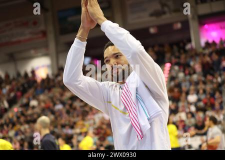 Bonn, Germania. 26 marzo 2024. Ehrung Deane Williams, Telekom Baskets Bonn vs EWE Baskets Oldenburg, easyCredit BBL, 24. Spieltag, Bonn, 26.03.2024. Crediti: Juergen Schwarz/Alamy Live News Foto Stock