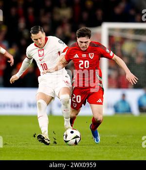 Daniel James del Galles e Piotr Zielinski della Polonia (a sinistra) si battono per il pallone durante la finale di qualificazione a Euro 2024 al Cardiff City Stadium, Galles. Data foto: Martedì 26 marzo 2024. Foto Stock