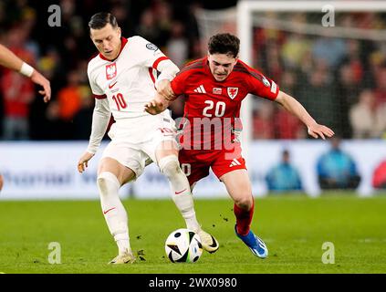 Daniel James del Galles e Piotr Zielinski della Polonia (a sinistra) si battono per il pallone durante la finale di qualificazione a Euro 2024 al Cardiff City Stadium, Galles. Data foto: Martedì 26 marzo 2024. Foto Stock