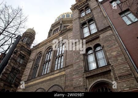 Berlino, Germania. 26 marzo 2024. L'intricata facciata della Sinagoga Neue di Berlino cattura l'attenzione con il suo caratteristico stile moresco del XIX secolo. Incarna l'era fiorente della comunità ebraica e i contributi alla cultura e alle scienze di Berlino. Questa immagine, scattata il 26 marzo 2024, mostra i disegni elaborati della struttura e narra silenziosamente la turbolenta storia della popolazione ebraica di Berlino, dalla prosperità e prominenza alla persecuzione e alla perseveranza. (Foto di Michael Kuenne/PRESSCOV/Sipa USA) credito: SIPA USA/Alamy Live News Foto Stock