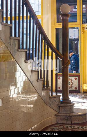 Lobby d'ingresso di un vecchio hotel in Water Street a Gastown Vancouver Canada Foto Stock