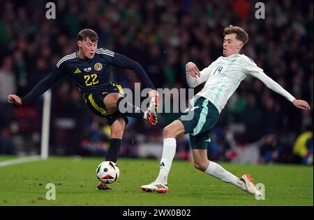 Nathan Patterson della Scozia e Isaac Price dell'Irlanda del Nord durante un'amichevole internazionale a Hampden Park, Glasgow. Data foto: Martedì 26 marzo 2024. Foto Stock