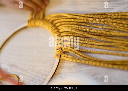 Fare il macrame. Laboratorio creativo fatto a mano. Primo piano. Foto Stock