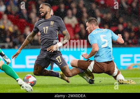 Londra, Regno Unito. 26 marzo 2024. L'inglese Ivan Toney e il belga Jan Vertonghen lottano per il pallone durante una partita amichevole di calcio tra l'Inghilterra e la nazionale belga dei Red Devils, martedì 26 marzo 2024 a Londra, Regno Unito. Le squadre si stanno preparando per questo torneo estivo Euro 2024. BELGA PHOTO BRUNO FAHY credito: Belga News Agency/Alamy Live News Foto Stock