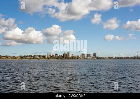 Costa sud di Perth dall'altro lato del fiume Swan, Australia Foto Stock