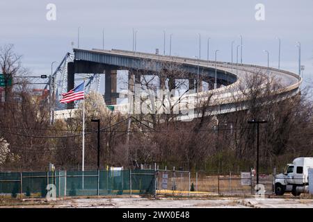 Baltimora, Stati Uniti d'America. 26 marzo 2024. Le rovine del Francis Scott Key Bridge fuori Baltimora, Maryland, sono visibili dopo che una nave portacontainer ha perso energia elettrica e ha colpito il ponte nelle prime ore del mattino di martedì 26 marzo 2024. Credito: Aaron Schwartz/CNP/Sipa USA credito: SIPA USA/Alamy Live News Foto Stock