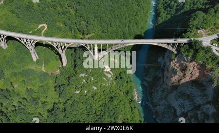 Vista aerea sul ponte ad arco di Djurdjevica su Tara Foto Stock