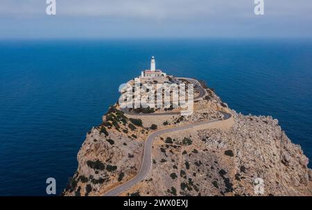 Faro solitario a Cap de Formentor con strada asfaltata curva a serpentina con vista mozzafiato sul mare mediterraneo. Isola di Maiorca, Baleari Foto Stock