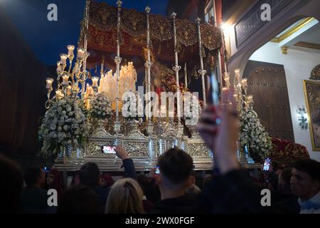 25 marzo 2024, Malaga, Spagna: I penitenti della fratellanza "Gitanos" sono visti portare con sé una statua della Vergine mentre partecipano a una processione durante il lunedì Santo, in occasione delle celebrazioni della settimana Santa. Migliaia di fedeli attendono di vedere le processioni con le statue di Cristo e della Vergine Maria come parte delle tradizionali celebrazioni della settimana Santa. In Andalusia, la Pasqua riunisce migliaia di persone provenienti da tutto il mondo ed è considerata uno degli eventi religiosi e culturali più importanti dell'anno. (Credit Image: © Jesus Merida/SOPA Images via ZUMA Press Wire) EDITORIALE USA Foto Stock