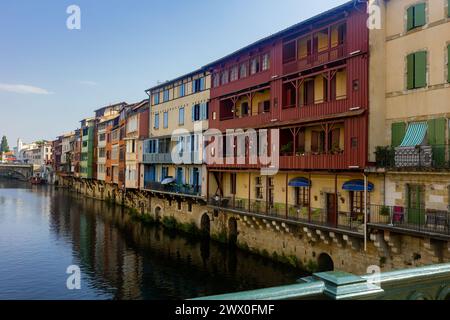 Vecchie case colorate sulla riva del fiume Agout a Castres, Francia Foto Stock