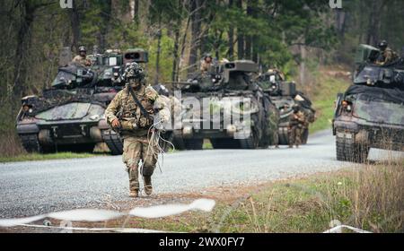 Un soldato assegnato al 3rd Battalion, 69th Armor Regiment, 1st Armored Brigade Combat Team, 3rd Infantry Division, controlla la presenza di mine terrestri nemiche al Joint Readiness Training Center (JRTC) a Fort Johnson, Louisiana, 20 marzo 2024. I soldati pattugliarono le loro aree e risposero ai contatti nemici simulati durante le loro due settimane di addestramento al JRTC. (Foto dell'esercito degli Stati Uniti di PFC. Luciano Alcala) Foto Stock