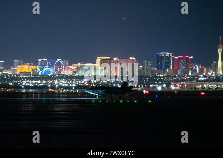 Un F-35 Lighting II taxi attraverso la pista per una missione notturna durante Red Flag-Nellis 24-2 presso Nellis Air Force base, Nevada, 21 marzo 2024. La presenza degli F-35 offre agli Stati Uniti, agli Alleati e ai partner un sistema versatile e altamente capace, migliorando le misure di difesa collettiva e rafforzando al contempo l’impegno dell’Alleanza NATO a sfruttare le capacità militari di alto livello per la sicurezza regionale e la deterrenza. (Foto U.S. Air Force del 1° tenente Jimmy Cummings) Foto Stock