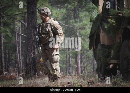 Un soldato assegnato al 3rd Battalion, 69th Armor Regiment, 1st Armored Brigade Combat Team, 3rd Infantry Division, controlla il campo presso il Joint Readiness Training Center (JRTC) a Fort Johnson, Louisiana, 13 marzo 2024. I soldati si prepararono a scontrarsi con forze ostili simulate come parte del loro addestramento al JRTC. (Foto dell'esercito degli Stati Uniti di PFC. Luciano Alcala) Foto Stock